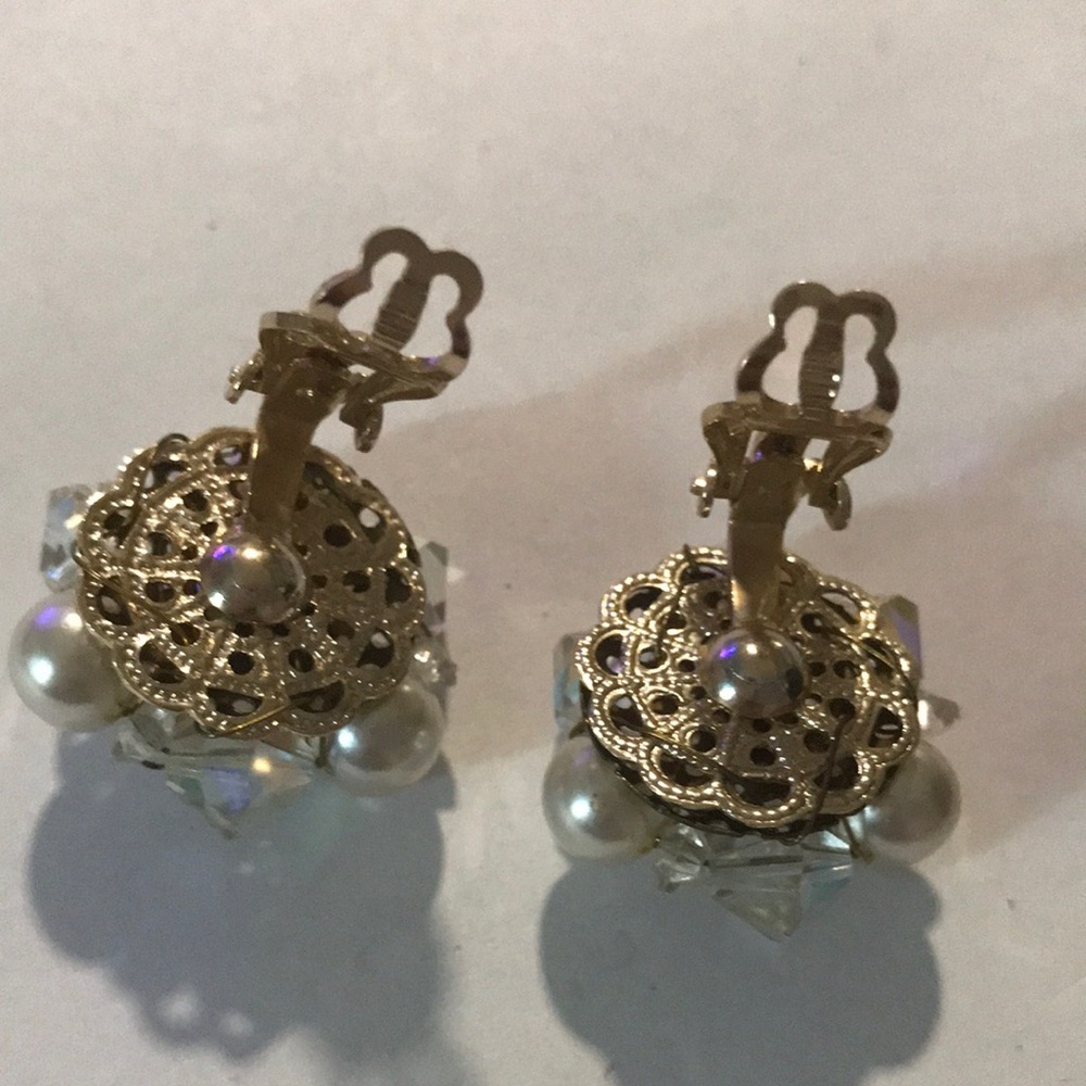 Elegant Pearl and Crystal Cluster vintage Earrings - Picture 3 of 7